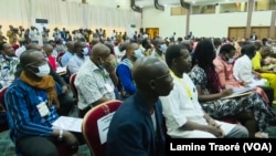 Une vue des participants aux assises nationales ayant décidé le nombre de 25 au maximum les membres du gouvernement, Ouagadougou, le 6 mars 2022 (VOA/Lamine Traoré)