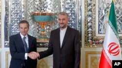 호세인 아미르압둘라히안(오른쪽) 이란 외무장관과 라파엘 그로시 국제원자력기구(IAEA) 사무총장이 지난 5일 테헤란에서 회동하고 있다. (자료사진)