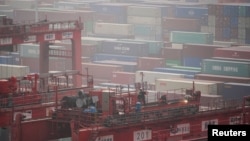 上海洋山深水港的工人在工作。 (2022年1月13日)