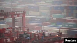 上海洋山深水港的工人们正在工作。(2022年1月13日)