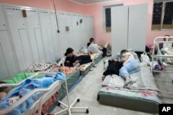 Ibu hamil dan bayi baru lahir di ruang bawah tanah rumah sakit bersalin diubah menjadi bangsal medis dan digunakan sebagai tempat perlindungan bom selama peringatan serangan udara di Kyiv, Ukraina, Rabu, 2 Maret 2022. (Foto: AP)