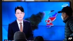 ဆိုးလ်မြို့ ဘူတာရုံမှာ မြောက်ကိုရီးယား ဒုံးကျည်စမ်းသပ်မှု သတင်းထုတ်လွှင့်ချက် ကြည့်ရှုနေသူအချို့။ (မတ် ၅၊ ၂၀၂၂)