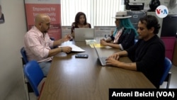 En el Centro Arianna de Fort Lauderdale, en Florida, varios miembros de la comunidad LGBTQ abordan regularmente las necesidades del colectivo. Foto: Antoni Belchi / VOA.