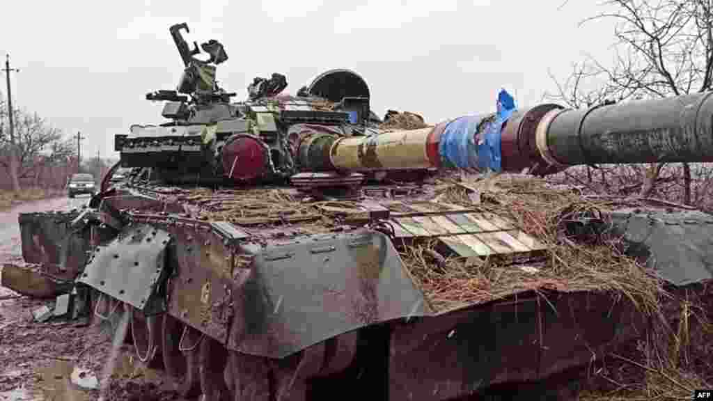 Esta captura de ecrã de um vídeo divulgado pelo Ministério da Defesa da Rússia a 4 de Março de 2022 mostra um tanque do exército ucraniano destruído no assentamento de Gnutovo, nos arredores de Mariupol.