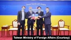 台湾外交部长吴钊燮(右二)向乌克兰人民在台代表与波兰在台代表进行捐赠，援助在波兰的乌克兰难民。（2022年3月7日）