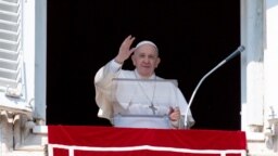 Papa Franja u obraćanju vernicima na Trgu Svetog Petra u Vatikanu, 6. mart 2022.
