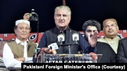 El ministro de Relaciones Exteriores de Pakistán, Shah Mehmood Qureshi, asiste a un mitin político en Sindh, Pakistán. [Cortesía de la Oficina del Ministro de Relaciones Exteriores de Pakistán].