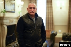 El magnate ruso Mikhail Khodorkovsky posa para una foto después de una entrevista con Reuters en el centro de Londres, Gran Bretaña, el 18 de enero de 2021. REUTERS / Henry Nicholls