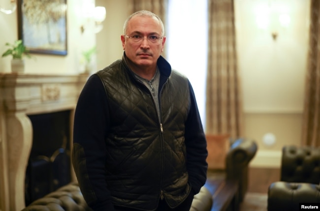 El magnate ruso Mikhail Khodorkovsky posa para una foto después de una entrevista con Reuters en el centro de Londres, Gran Bretaña, el 18 de enero de 2021. REUTERS / Henry Nicholls