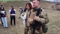 Հարսանյաց արարողություն պատերազմի ժամանակ. ուկրաինացի պահեստազորայիններն ամուսնացել են Կիևի անցակետերից մեկում