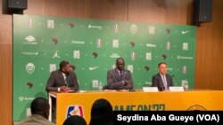 Amadou Gallo Fall, Président de la BAL (au centre) et Mark Tatum, Directeur des opérations de la NBA (à droite), le 6 mars 2022. (VOA/Seydina Aba Gueye)
