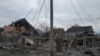 乌克兰国家紧急服务局发布的照片显示，日托米尔地区在俄军袭击中损毁的住宅楼。（2022年3月7日）