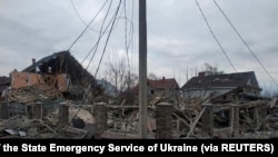烏克蘭國家緊急服務局發布的照片顯示，日托米爾地區在俄軍襲擊中損毀的住宅樓。（2022年3月7日）