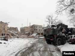 Sebuah bangunan hancur setelah penembakan baru-baru ini selama konflik Ukraina-Rusia di Kharkiv, Ukraina, 5 Maret 2022. (Foto: Reuters)