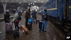 Foto Achiv: Etidyan Nijeryan nan Ikren tann pou monte nan yon tren nan stasyon Lviv la, nan wes Ikren, 27 Fevriye 2022. 