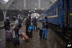 Siswa Nigeria di Ukraina menunggu di peron di stasiun kereta api Lviv, 27 Februari 2022, di Lviv, Ukraina barat. (Foto: AP)