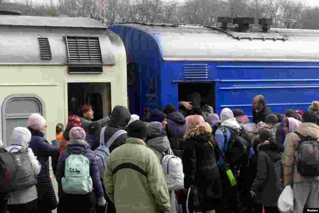 Passageiros, incluindo pessoas a fugir da invasão russa da Ucrânia, embarcam num comboio para deixar a cidade de Odessa, Ucrânia, 4 de Março, 2022.