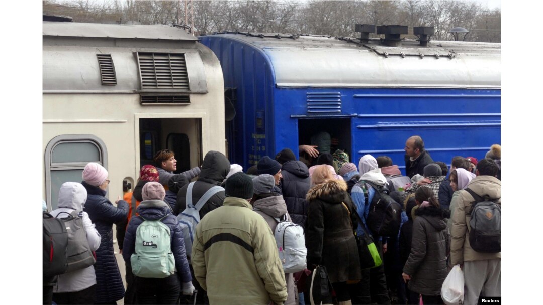 Warga di Odessa, Ukraina memadati stasiun kereta untuk meninggalkan negara itu di tengah invasi Rusia (4/3).