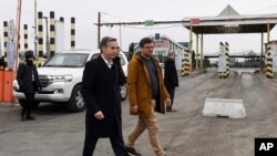 Госсекретарь Энтони Блинкен и глава МИД Украины Дмитрий Кулеба на украинско-польской границе, 5 марта 2022 года