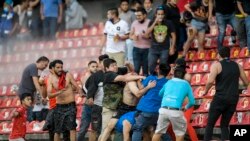 Suporter klub sepak bola Queretaro dan Atlas saling adu tojos dalam tawuran yang pecah pada pertandingan antar kedua tim di Liga Meksiko yang berlangsung di Stadion Corregidora di Queretaro, Meksiko, pada 5 Maret 2022. (Foto: AP/Sergio Gonzalez)