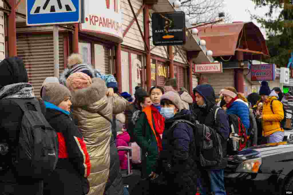 With the trains sometimes taking more than 15 hours to cross the border with Poland, thousands of people prefer to wait in the cold and cross on foot. Shehyni, Ukraine, March 4, 2022. (VOA/Yan Boechat)