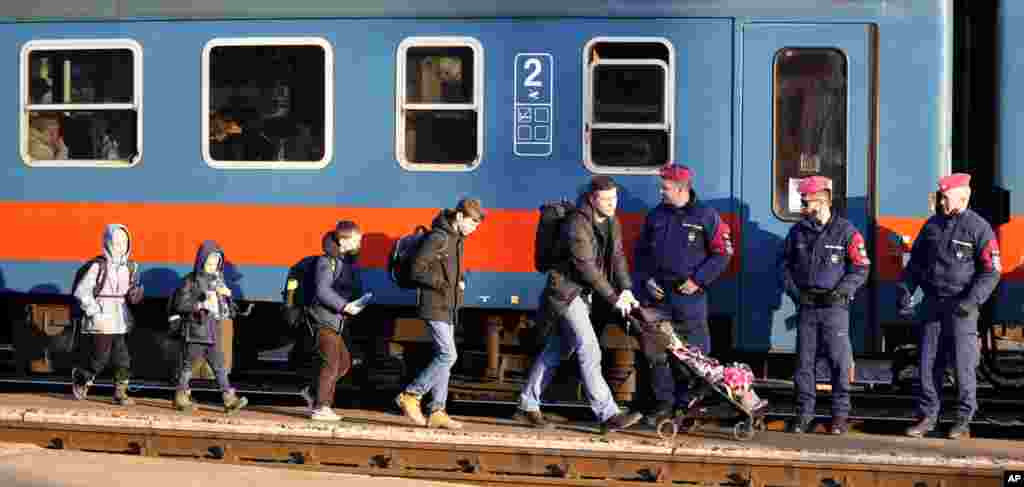 Refugees who fled Ukraine arrive at the train station in Zahony, Hungary, March 6, 2022.&nbsp;The number of Ukrainians forced to flee from their country increased to 1.5 million.