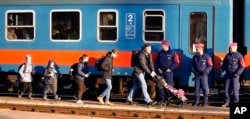 Pengungsi yang melarikan diri dari Ukraina dari perang tiba di stasiun kereta api di Zahony, Hongaria, 6 Maret 2022. (Foto: AP)