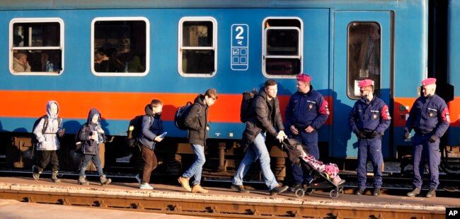 Pengungsi yang melarikan diri dari Ukraina dari perang tiba di stasiun kereta api di Zahony, Hongaria, 6 Maret 2022. (Foto: AP)