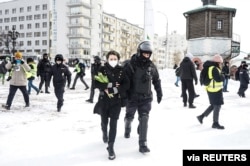 Rusya'da savaşı protesto gösterilerinde gözaltına alınanlar