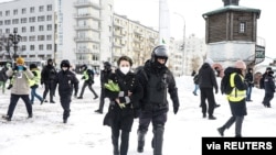 Policija hapsi ženu na antiratnom protestu poslije ruske invazije na Ukrajinu u Jekaterinburgu, 6. marta 2022.