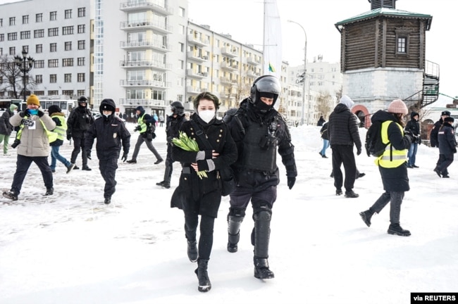 Rusya'da savaşı protesto gösterilerinde gözaltına alınanlar