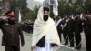Buscado líder talibán aparece en público en Kabul