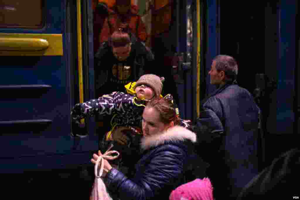 Ukrainians arrive at Lviv train station coming from the eastern cities that are being affected by the war, March 5, 2022. (VOA/Yan Boechat)