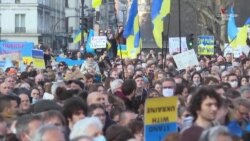 Ուկրաինայի օրհներգը՝ Փարիզում ընթացող ցույցի ժամանակ ի աջակցություն Ուկրաինայի