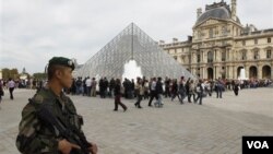 En París, soldados franceses patrullan los alrededores del Museo de Louvre.