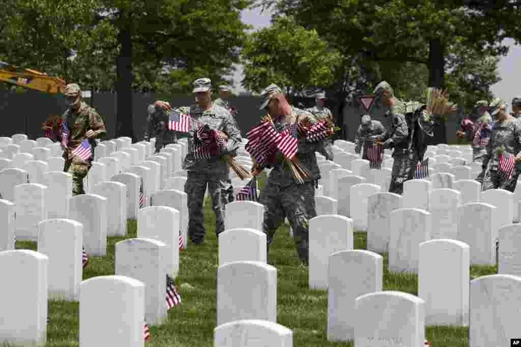 Colocando bandeiras no Cemitério de Arlington, um dos maiores cemitérios militares dos Estados Unidos. Celebrações do Memorial Day