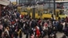 Ucranianos tentam fugir para a Polónia a partir de Lviv, Ucrânia, 8 Março 2022 