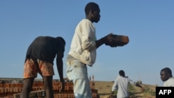 De jeunes garçons au travail dans une usine de briques à N'Djamena, le 14 février 2022.