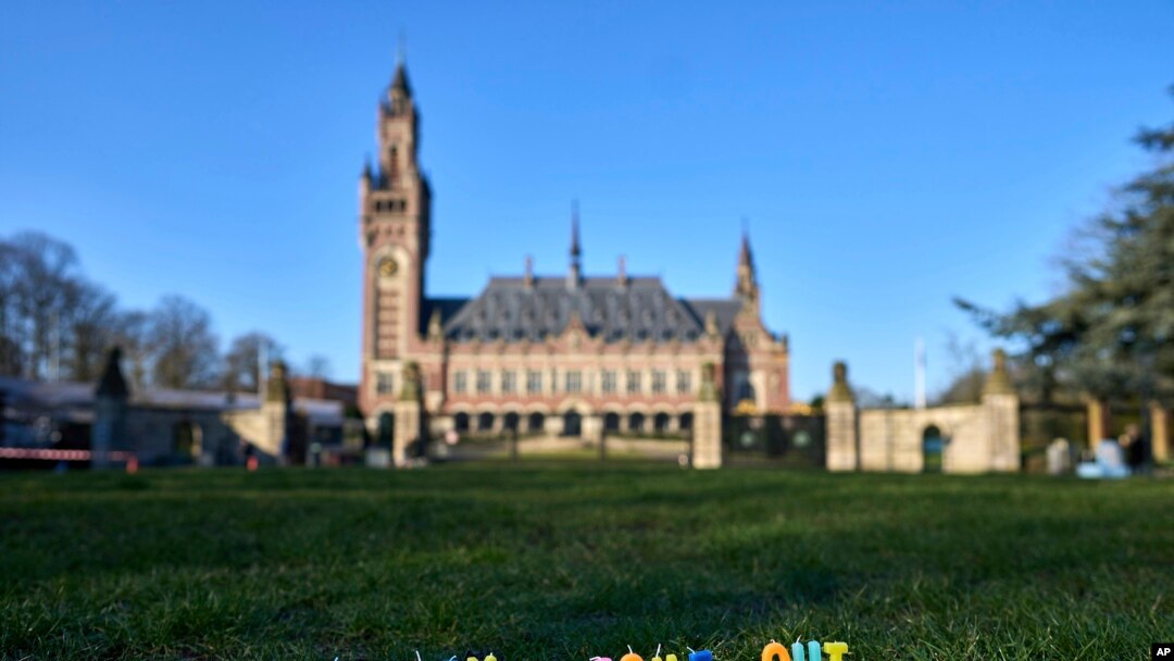 En el césped frente a la Corte Penal Internacional fueron colocadas velas con el mensaje "Fuera Putin" contra las acciones del presidente ruso en su guerra contra Ucrania. París, Francia, 7 de marzo de 2022.