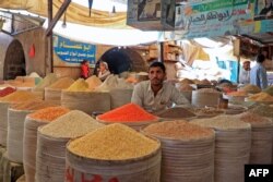 Seorang penjual menunggu pelanggan di sebuah pasar di Sanaa, ibu kota Yaman yang dilanda perang, 28 Februari 2022.(MOHAMMED HUWAIS / AFP). Invasi Rusia ke Ukraina mengancam pasokan bahan makanan pokok di Mesir, Lebanon, Yaman, dan tempat lain di dunia Arab. Kawasan ini sangat bergantung pada pasokan gandum dari Ukraina dan Rusia. ( MOHAMMED HUWAIS / AFP)