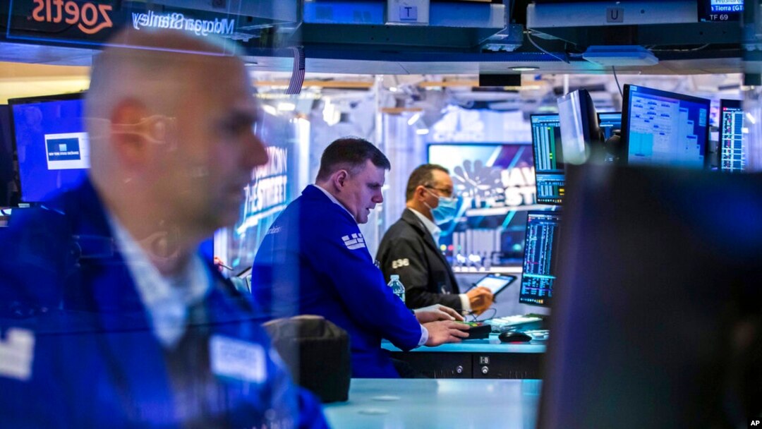 Para pedagang saham tampak bekerja di kantor Bursa Saham New York pada 7 Maret 2022. (Foto: New York Stock Exchange via AP/Courtney Crow)