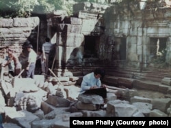 លោកស្រី ជាម ផល្លី កំពុង​អង្គុយ​គូររូប​ដោយដៃនៅ​ប្រាសាទ​មួយ​ក្នុង​ខេត្ត​សៀម​រាប កាលពី​ឆ្នាំ១៩៩២។ (រូប​ផ្តល់​ដោយ​លោកស្រី ជាម ផល្លី)