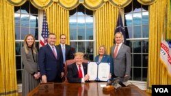 La exlegisladora Ileana Ros Lehtinen , extremo derecho, junto al expresidente Donald Trump durante la firma de una de las tantas legislaciones que impulsó en el Congreso.