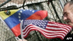 Archivo- Un hombre sostiene banderas de Venezuela y Estados Unidos durante un acto político en Nueva York, el 17 de noviembre de 2006.