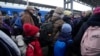 Para orang tua mendampingi anak-anak mereka dalam upaya evakuasi di stasiun kereta api di Kyiv, Ukraina, Senin (7/3). 