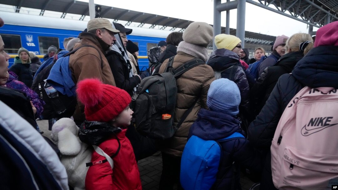 Para orang tua mendampingi anak-anak mereka dalam upaya evakuasi di stasiun kereta api di Kyiv, Ukraina, Senin (7/3). 