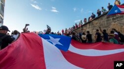 El gobernador de Puerto Rico, Ricardo Roselló, dijo que entrega su puesto el próximo 2 de agosto de 2019, después de las protestas masivas de puertorriqueños que exigían su salida del cargo.