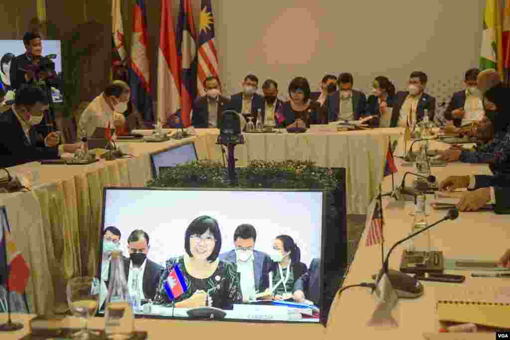 អ្នកស្រី​ អ៊ិត សោភា​ រដ្ឋលេខាធិការ​ក្រសួង​ការបរទេស​និង​សហប្រតិបត្តិការ​អន្តរជាតិ​កម្ពុជា​ ចូលរួម​កិច្ច​ប្រជុំចង្អៀត​រដ្ឋមន្ត្រី​ការ​បរទេស​អាស៊ាន​ ឬ ASEAN Foreign Ministers&rsquo; Retreat​ រាជធានី​ភ្នំពេញ​ ថ្ងៃ​ទី​១៦​ ខែកុម្ភៈ ឆ្នាំ​២០២២។​ (ហ៊ាន សុជាតា/វីអូអេ)