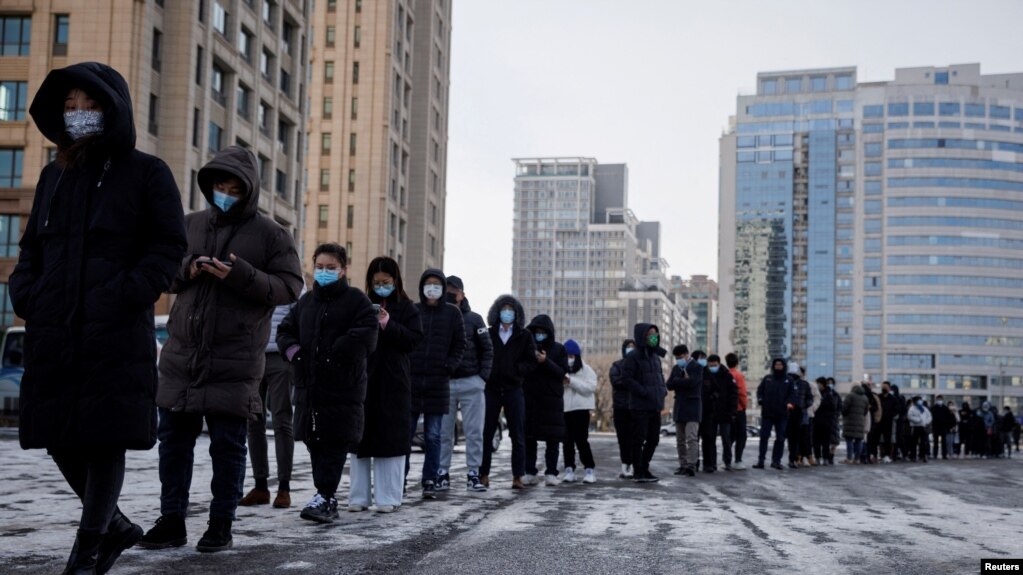北京市民排队等候接受新冠病毒核酸检测。（2022年1月26日）(photo:VOA)