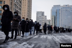 北京市民排隊等候接受新冠病毒核酸檢測。（2022年1月26日）